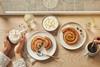 IMAGE-Ambiance-Viennoiserie-MAXIGOURM-Photo_Conso_en_CoffeeShop_Roule_Praline_et_Noisette_43399-43399