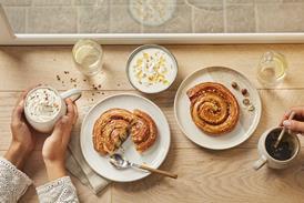 IMAGE-Ambiance-Viennoiserie-MAXIGOURM-Photo_Conso_en_CoffeeShop_Roule_Praline_et_Noisette_43399-43399