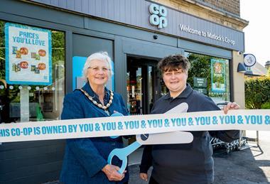 Store Manager Gemma Swallow welcomes Mayor Marilyn Franks to the opening and ribbon cutting.