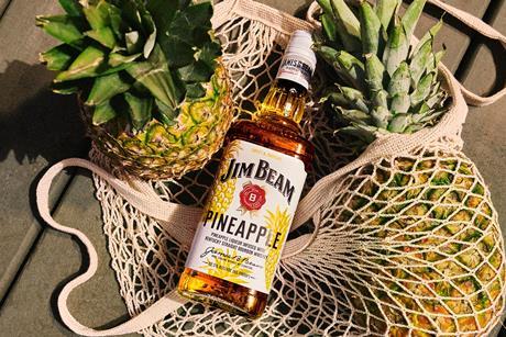 JimBeamPineappleBourbonWhiskey_16x9_Meta_Global_PineappleBottle_2025_s02_CLEAN