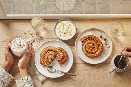 IMAGE-Ambiance-Viennoiserie-MAXIGOURM-Photo_Conso_en_CoffeeShop_Roule_Praline_et_Noisette_43399-43399