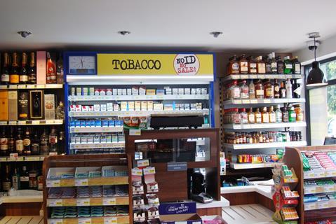 Tobacco_gantry_and_counter