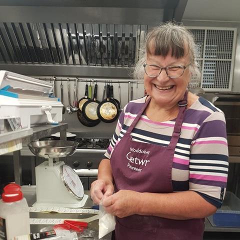 Cletwr staff bagging flour