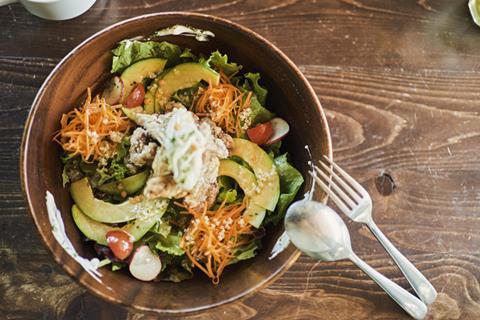 Plat à base de légumes avec avocat, carotte et salade