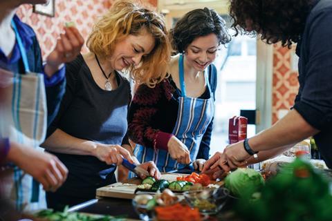 Un groupe de personnes cuisinant à partir de zéro