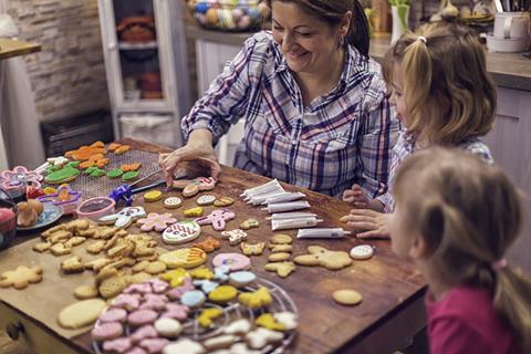 GettyImages_Decorating Easter biscuits_Credit GMVozd