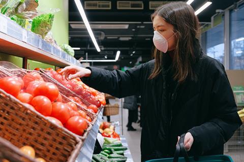 woman shopper in face mask coronavirus